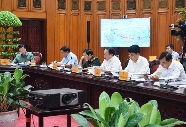 Cùng dự cuộc họp có Phó Thủ tướng Trần Hồng Hà, Phó Thủ tướng Nguyễn Chí Dũng, lãnh đạo các bộ, ngành, cơ quan Trung ương, TP. Hà Nội và tỉnh Bắc Ninh - Ảnh: VGP/Nhật Bắc Cùng dự cuộc họp có Phó Thủ tướng Trần Hồng Hà, Phó Thủ tướng Nguyễn Chí Dũng, lãnh đạo các bộ, ngành, cơ quan Trung ương, TP. Hà Nội và tỉnh Bắc Ninh - Ảnh: VGP/Nhật Bắc