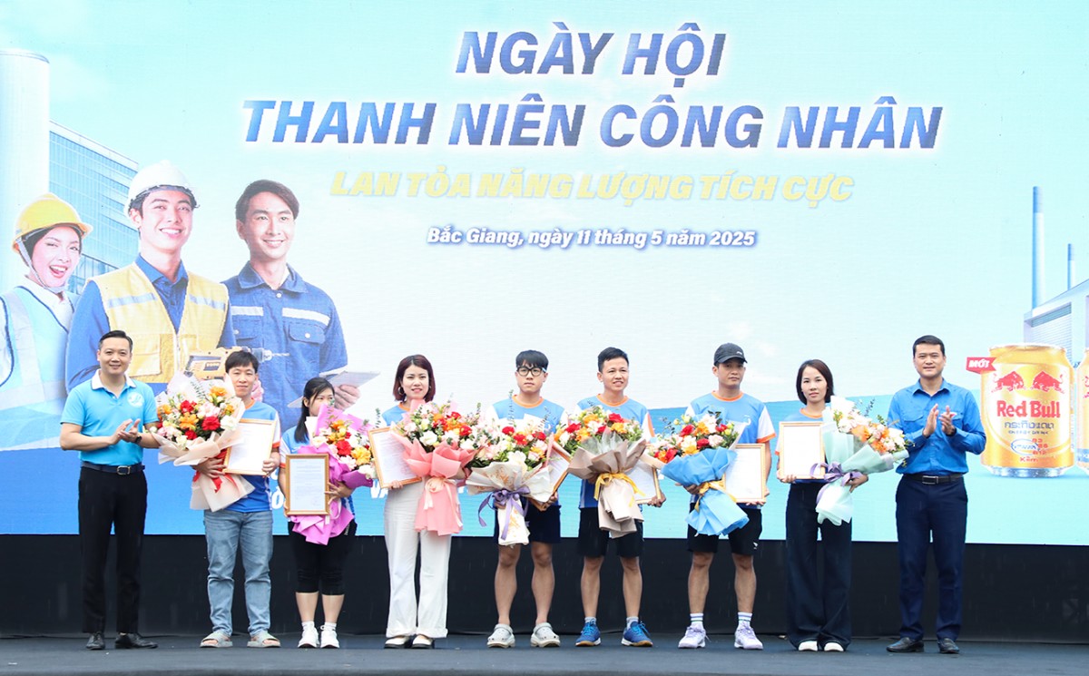 Lãnh đạo Hội Liên hiệp Thanh niên tỉnh trao quyết định thành lập 7 câu lạc bộ cầu lông, pickleball cho các đơn vị.