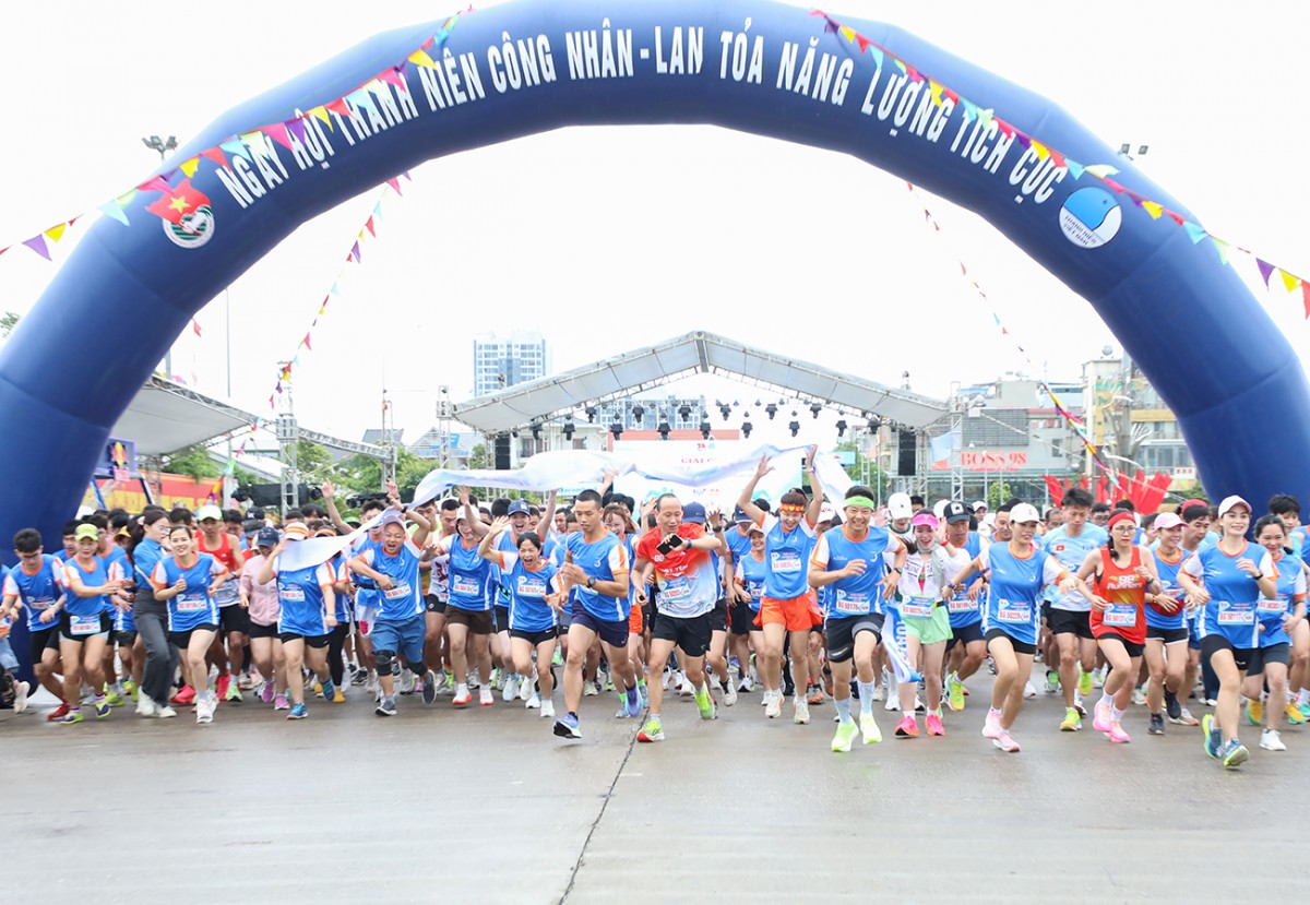 Hơn 600 vận động viên tham gia Giải chạy thanh niên công nhân ở cự ly 5 km.