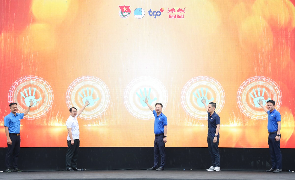 Các đại biểu thực hiện nghi thức khai mạc Ngày hội.