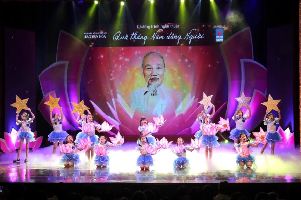Chương trình nghệ thuật đặc biệt “Quà tháng 5 dâng Người” 