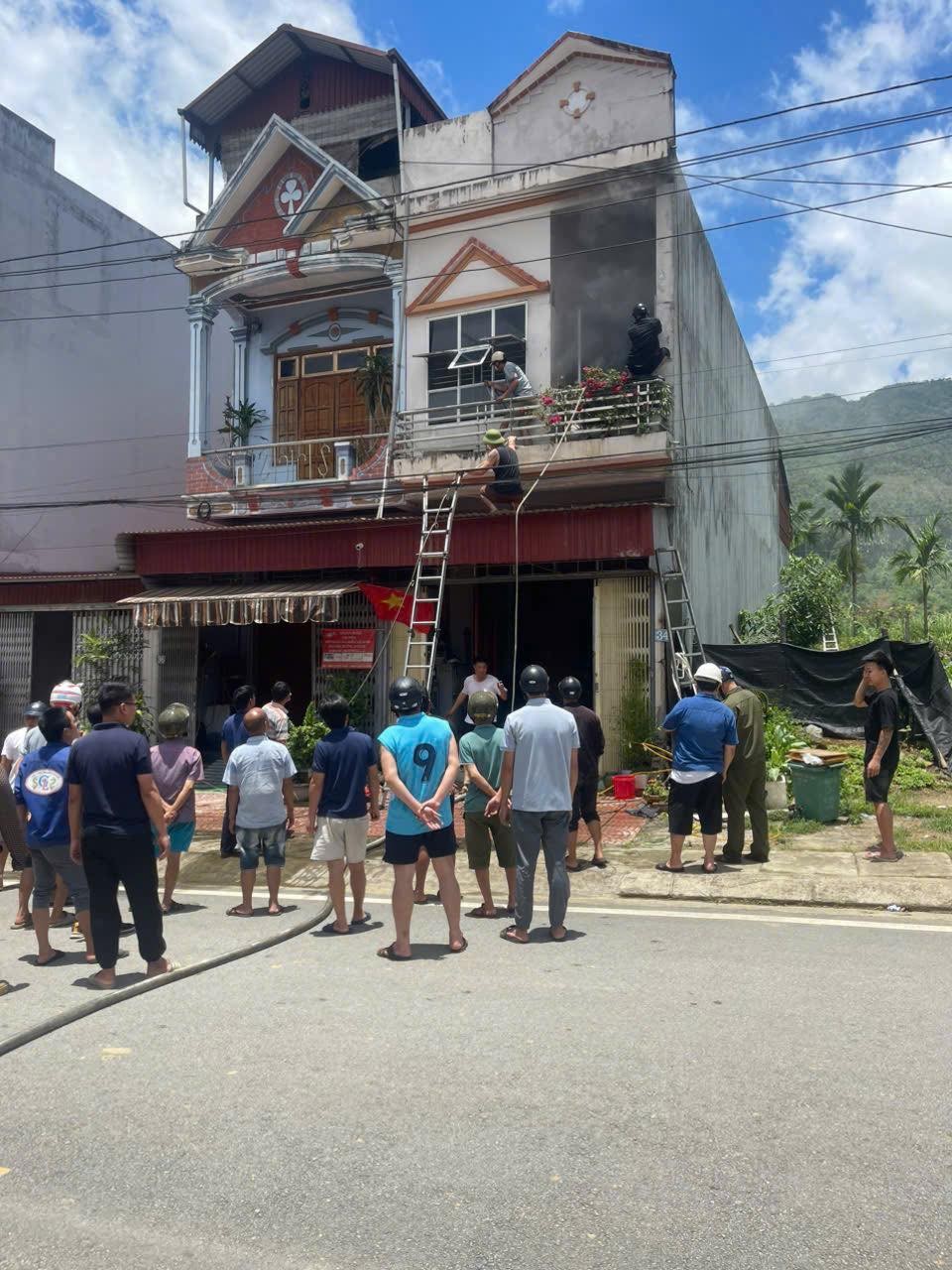 tỉnh Hà Giang: Nhà 3 tầng bốc cháy giữa trưa