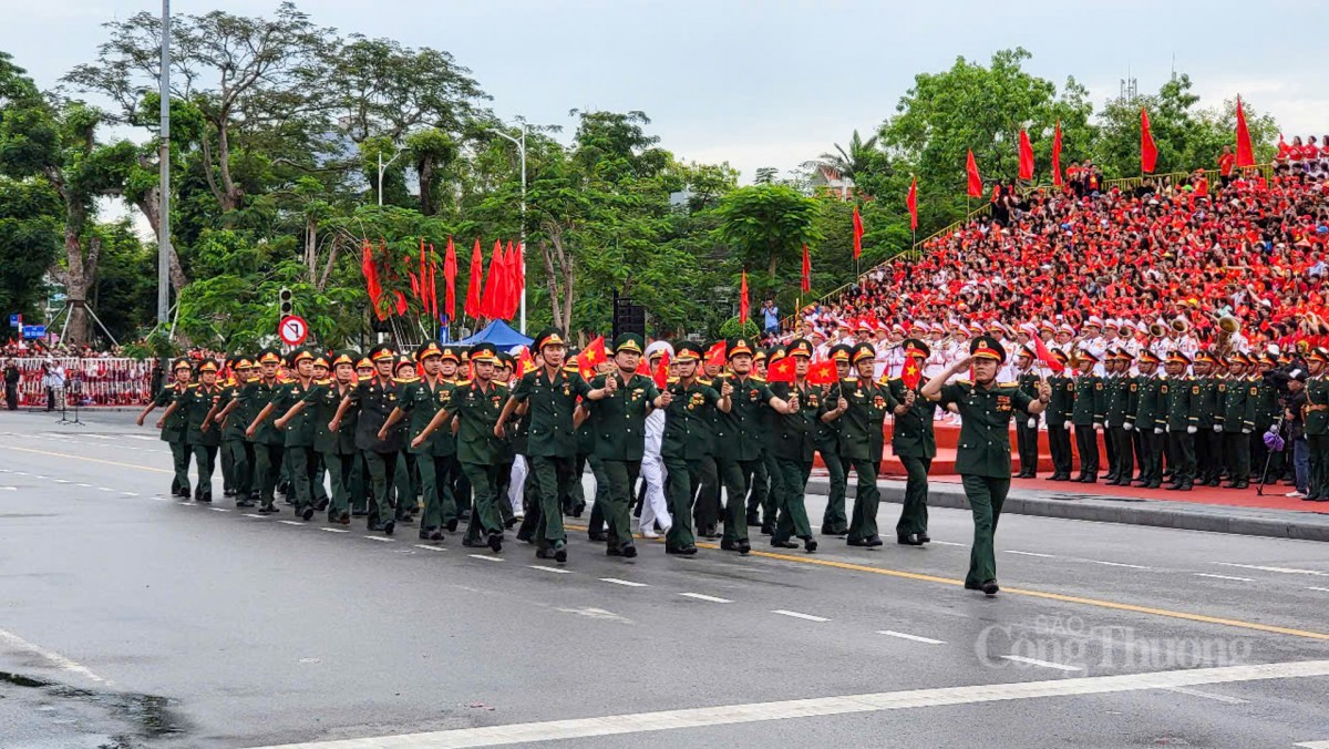 Toàn cảnh lễ diễuhành kỷ niệm 70 năm ngàyGiảiphóng Hải Phòng