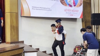 Cõng bạn đi qua tuổi thơ, cõng luôn ước mơ đến vạch đích