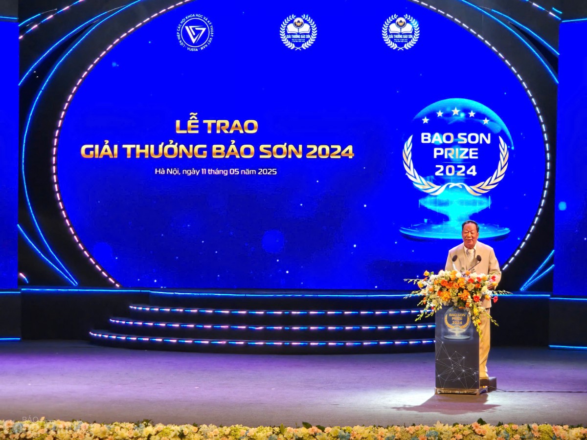 Giải thưởng Bảo Sơn trao cho nhà khoa học người nước ngoài Giải thưởng Bảo Sơn trao cho nhà khoa học người nước ngoài