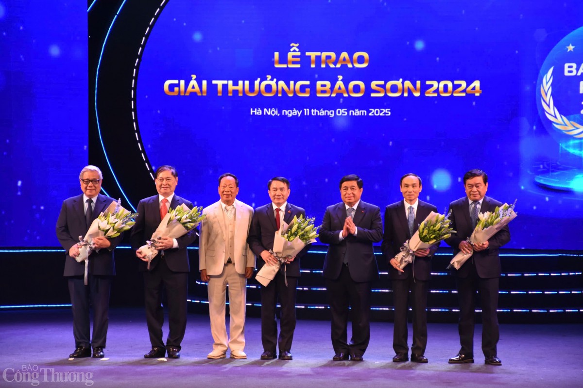 Giải thưởng Bảo Sơn trao cho nhà khoa học người nước ngoài Giải thưởng Bảo Sơn trao cho nhà khoa học người nước ngoài