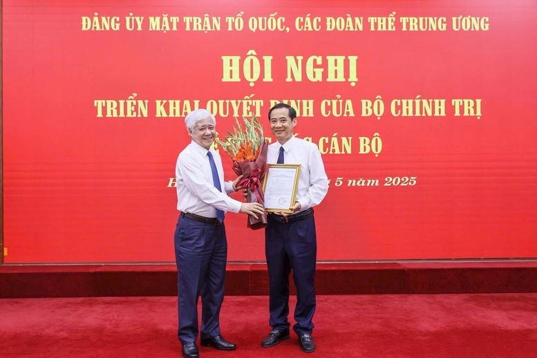 Ông Đỗ Văn Chiến, Bí thư Đảng ủy MTTQ, các đoàn thể Trung ương, Chủ tịch Ủy ban Trung ương MTTQ Việt Nam trao quyết định cho ông Nguyễn Thái Học. Ảnh: Quang Vinh Ông Đỗ Văn Chiến, Bí thư Đảng ủy MTTQ, các đoàn thể Trung ương, Chủ tịch Ủy ban Trung ương MTTQ Việt Nam trao quyết định cho ông Nguyễn Thái Học. Ảnh: Quang Vinh