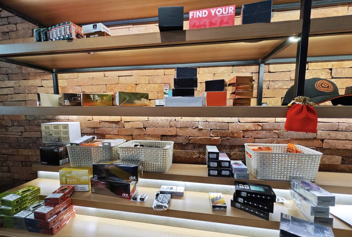 Hơn 300 sản phẩm máy hút thuốc lá điện tử, tinh dầu cho máy hút thuốc lá điện tử bị phát hiện Hơn 300 sản phẩm máy hút thuốc lá điện tử, tinh dầu cho máy hút thuốc lá điện tử bị phát hiện