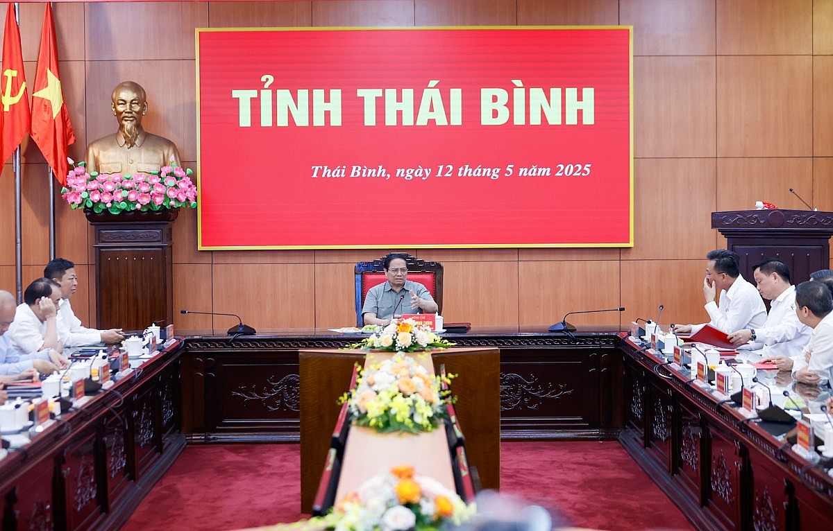 Thủ tướng nhấn mạnh tỉnh cần lấn biển để có không gian mới cho khu kinh tế, hạ tầng, công nghiệp để phát triển bứt phá. Ảnh: VGP/Nhật Bắc