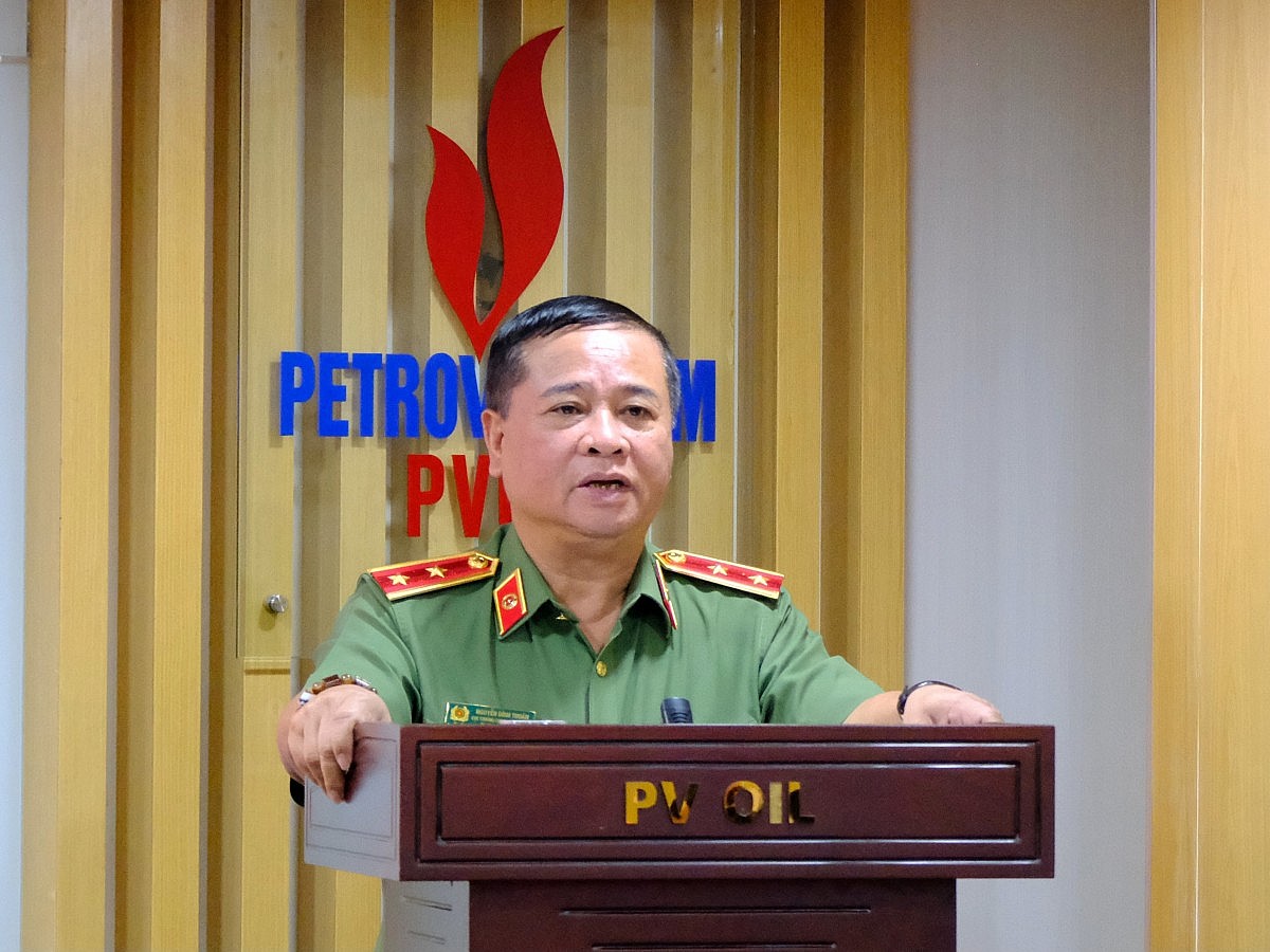 Đồng chí Trung tướng Nguyễn Đình Thuận - Bí thư Đảng ủy, Cục trưởng Cục An ninh Kinh tế chỉ đạo tại Hội nghị Đồng chí Trung tướng Nguyễn Đình Thuận - Bí thư Đảng ủy, Cục trưởng Cục An ninh Kinh tế chỉ đạo tại Hội nghị