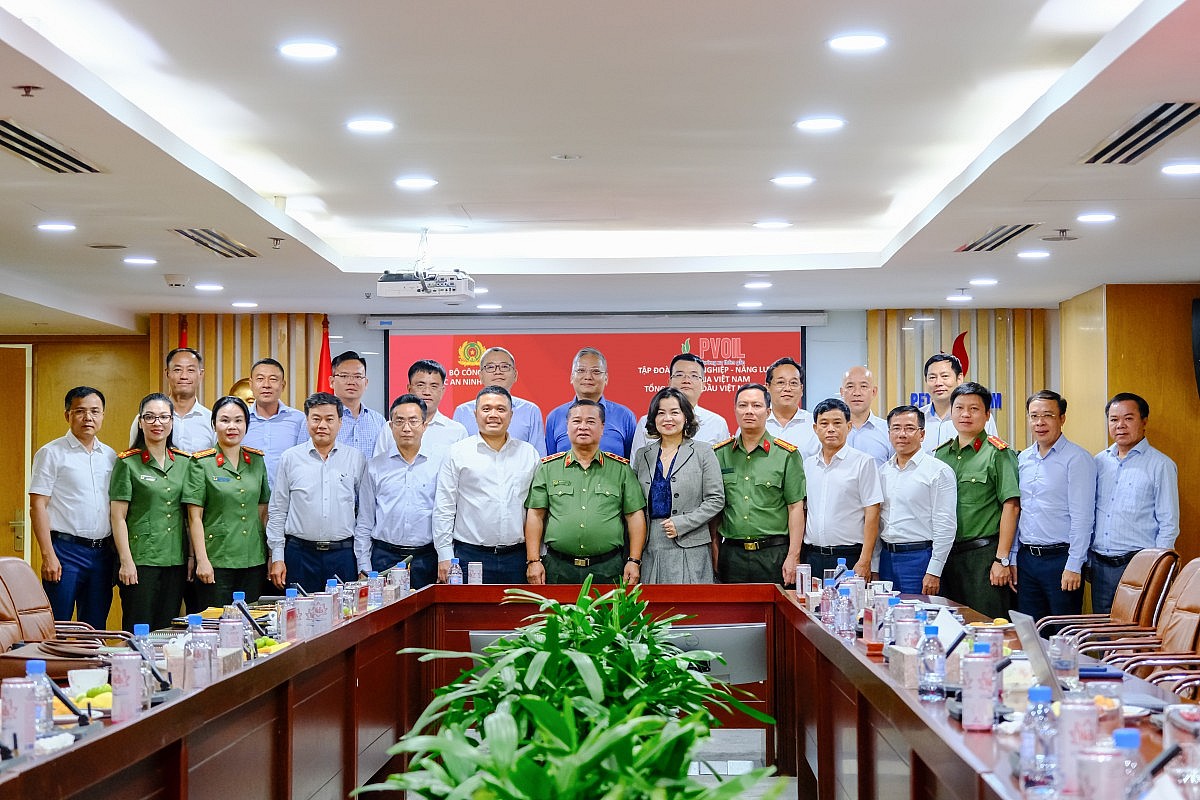 Lãnh đạo Cục An ninh Kinh tế và lãnh đạo PVOIL chụp ảnh lưu niệm Lãnh đạo Cục An ninh Kinh tế và lãnh đạo PVOIL chụp ảnh lưu niệm