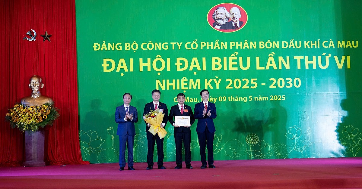 Lãnh đạo Petrovietnam trao giấy khen cho đồng chí Văn Tiến Thanh – nguyên Bí thư Đảng ủy, và chúc mừng đồng chí Trần Ngọc Nguyên – tân Bí thư Đảng ủy PVCFC nhiệm kỳ 2025–2030. Lãnh đạo Petrovietnam trao giấy khen cho đồng chí Văn Tiến Thanh – nguyên Bí thư Đảng ủy, và chúc mừng đồng chí Trần Ngọc Nguyên – tân Bí thư Đảng ủy PVCFC nhiệm kỳ 2025–2030.