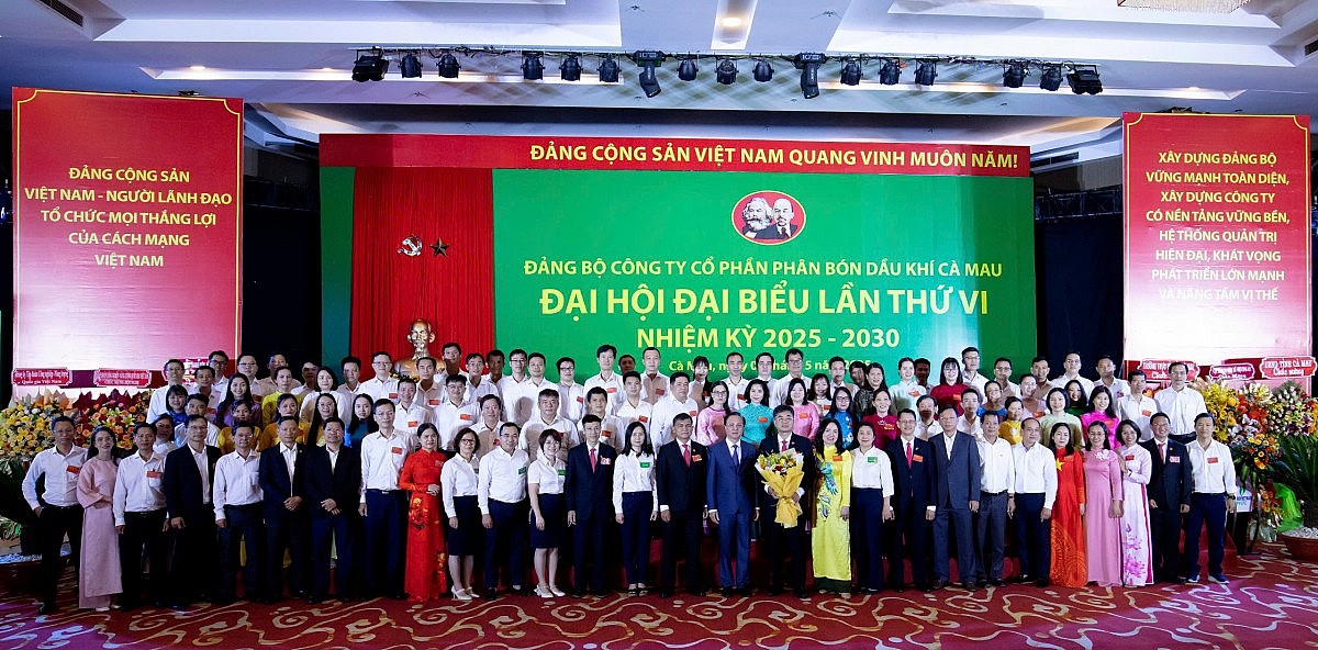 Tập thể đại biểu, lãnh đạo Tập đoàn, lãnh đạo PVCFC và các đồng chí đảng viên ưu tú chụp ảnh lưu niệm tại Đại hội Đảng bộ PVCFC lần thứ VI, nhiệm kỳ 2025–2030. Tập thể đại biểu, lãnh đạo Tập đoàn, lãnh đạo PVCFC và các đồng chí đảng viên ưu tú chụp ảnh lưu niệm tại Đại hội Đảng bộ PVCFC lần thứ VI, nhiệm kỳ 2025–2030.