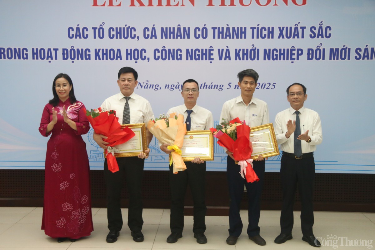 Trao tặng bằng khen cho các cá nhân, tổ chức có đóng góp nổi bật, đối với hoạt động khoa học – công nghệ và khởi nghiệp đổi mới sáng tạo Trao tặng bằng khen cho các cá nhân, tổ chức có đóng góp nổi bật, đối với hoạt động khoa học – công nghệ và khởi nghiệp đổi mới sáng tạo