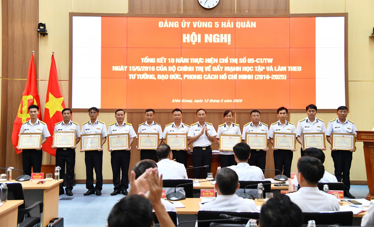 Vùng 5 Hải quân khen thưởng tập thể, cá nhân xuất sắc