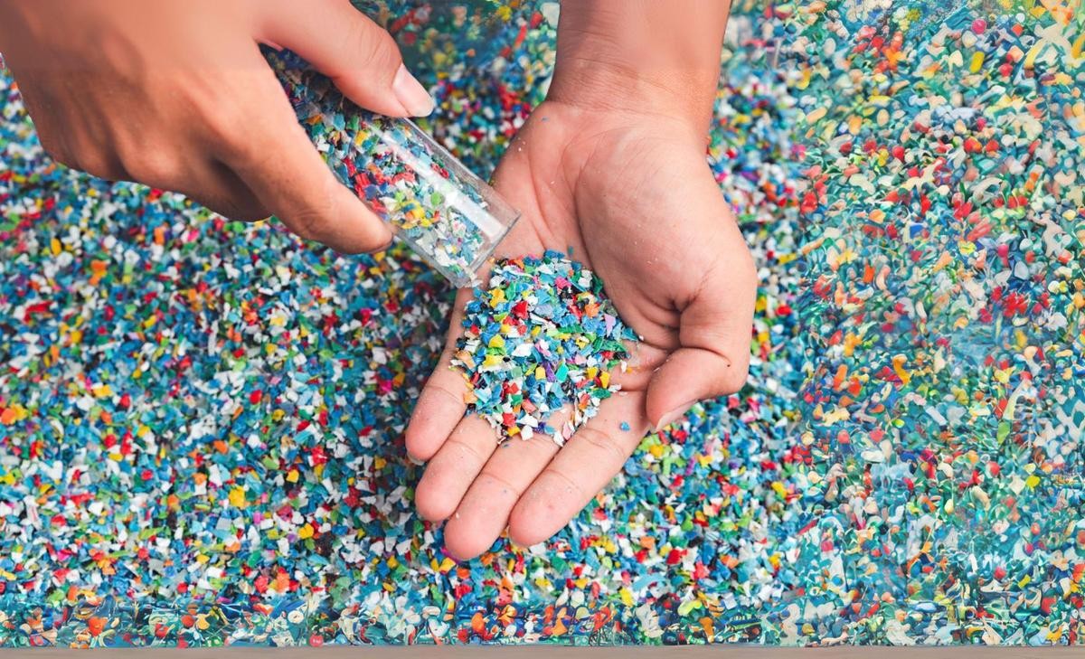 Công nghệ tái chế nhựa theo cách nhiệt phân đang gây tranh cãi đối với cộng đồng nhà khoa học. Ảnh: Earth.com