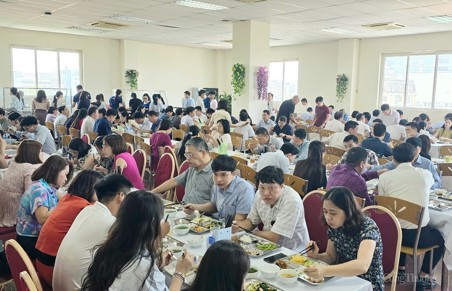 Ấm áp bữa cơm công đoàn chào mừng 74 năm Ngày truyền thống ngành Công Thương