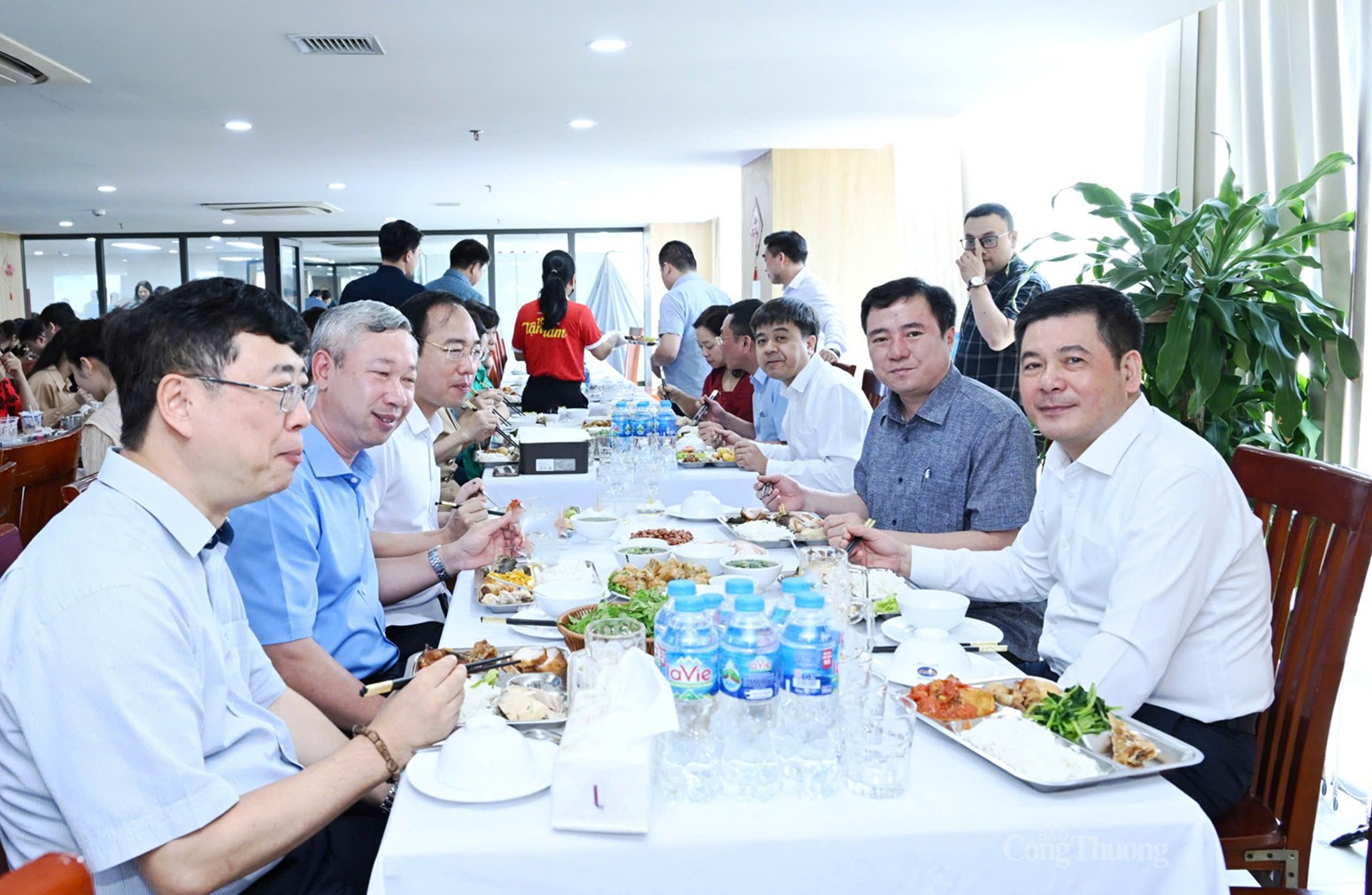 Ấm áp bữa cơm công đoàn chào mừng 74 năm Ngày truyền thống ngành Công Thương