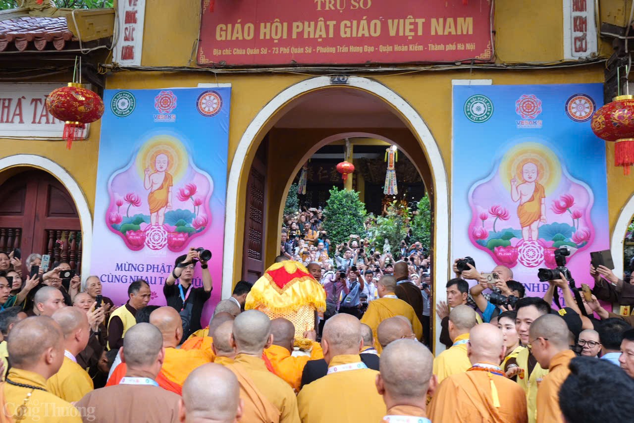 Nghi thức cung rước Xá lợi Phật về chùa Quán Sứ đã thành công tốt đẹp.