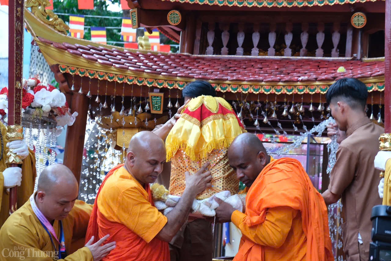 Chư tôn đức Giáo hội Phật giáo Việt Nam cùng chư tăng Ấn Độ cử hành nghi thức cung rước xá lợi Phậ