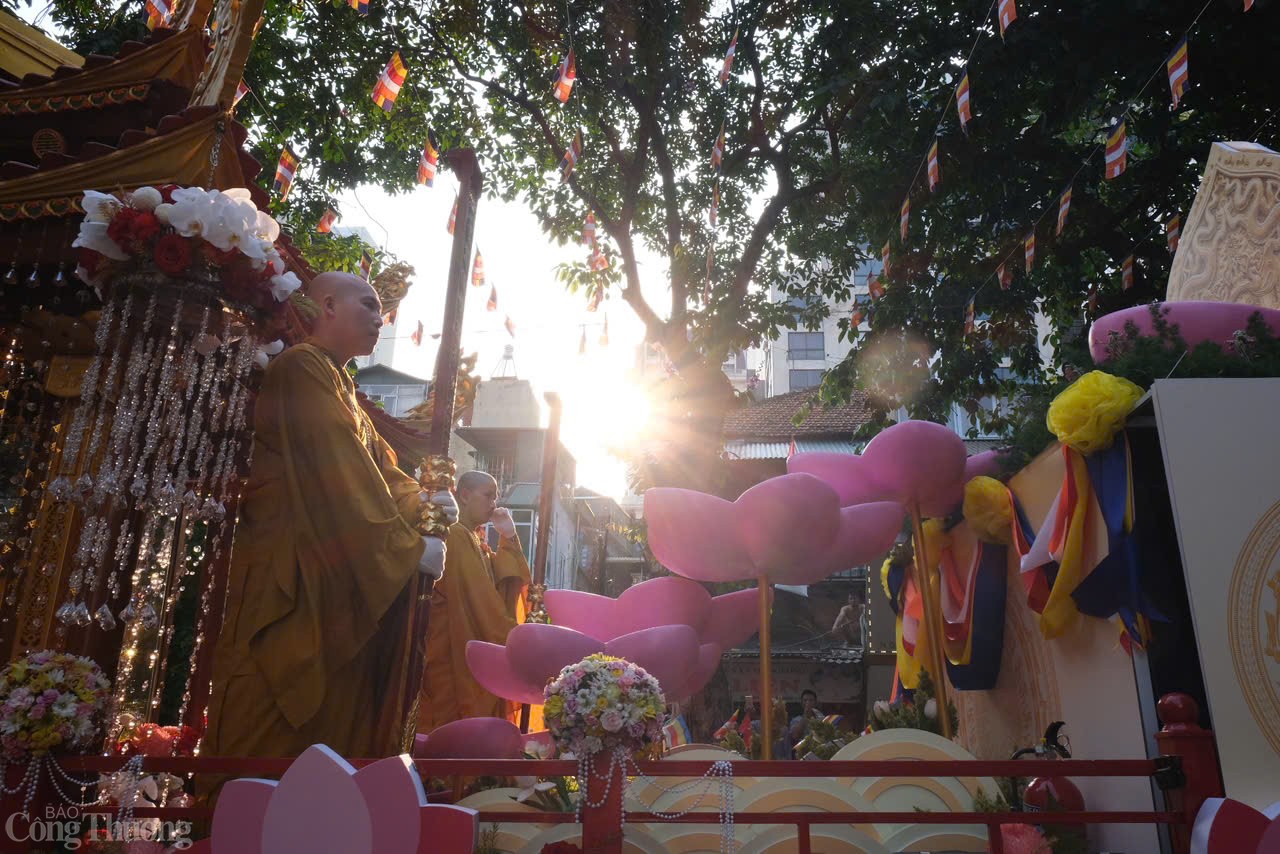 Kiệu rước xá lợi được di chuyển chậm rãi qua sân chùa, giữa hai hàng người trang nghiêm đảnh lễ.