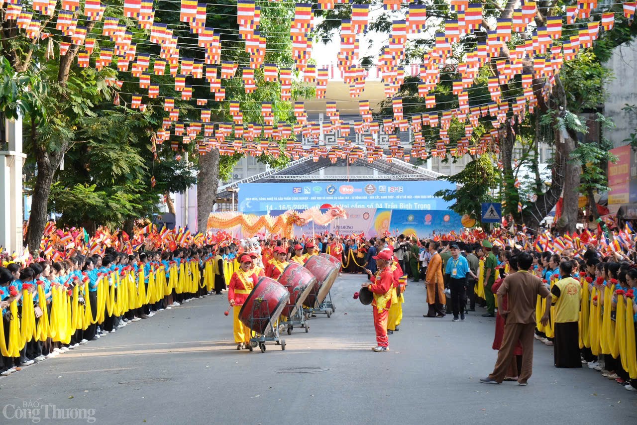Khi đoàn rước xá lợi Đức Phật Thích Ca Mâu Ni tiến vào sân chùa Quán Sứ, từng hồi trống Bát Nhã vang lên dồn dập, hòa quyện với tiếng chuông, tiếng tụng kinh, tạo nên âm thanh linh thiêng lan tỏa khắp không gian.