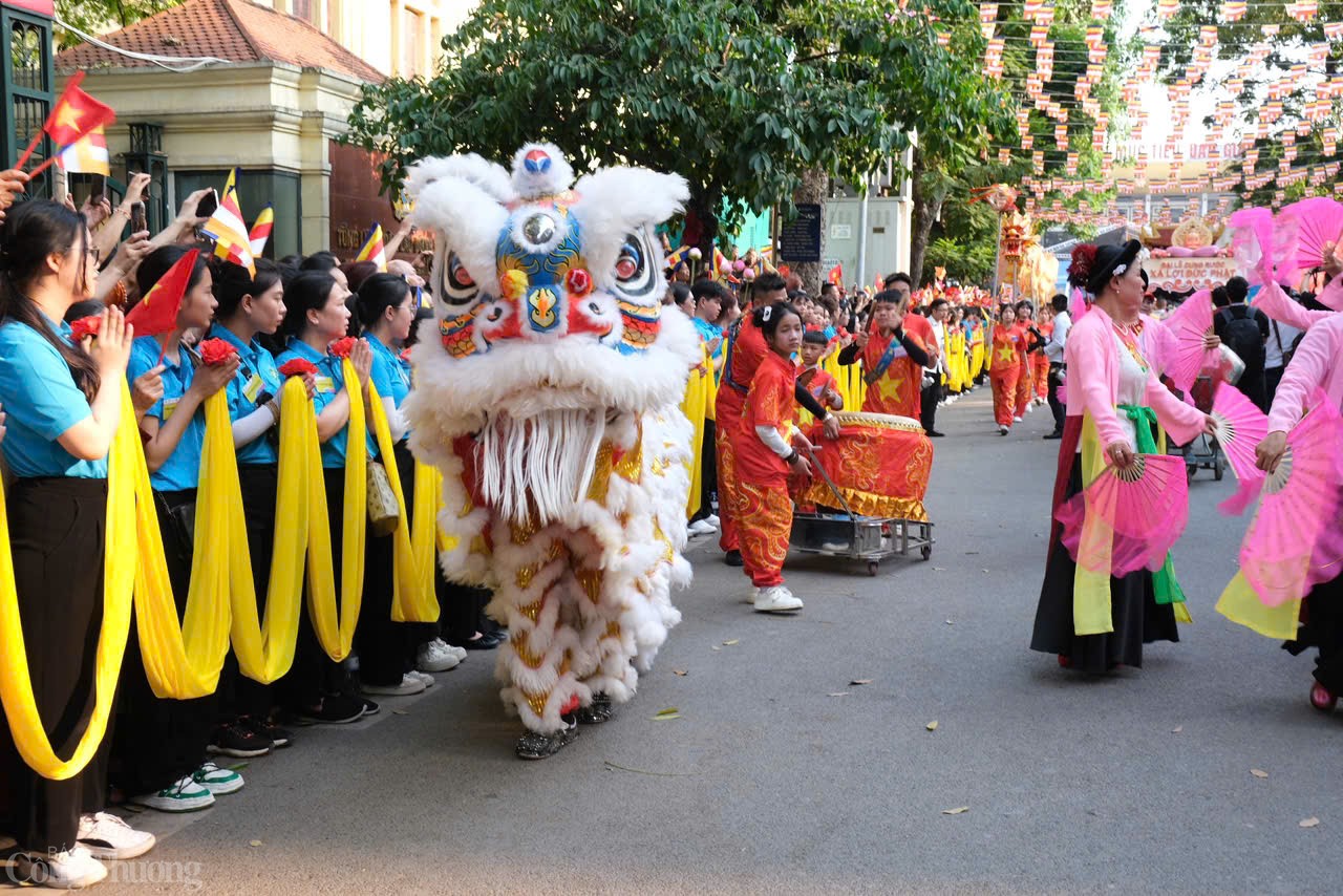 Nghi lễ truyền thống văn hóa cung rước xá lợi.