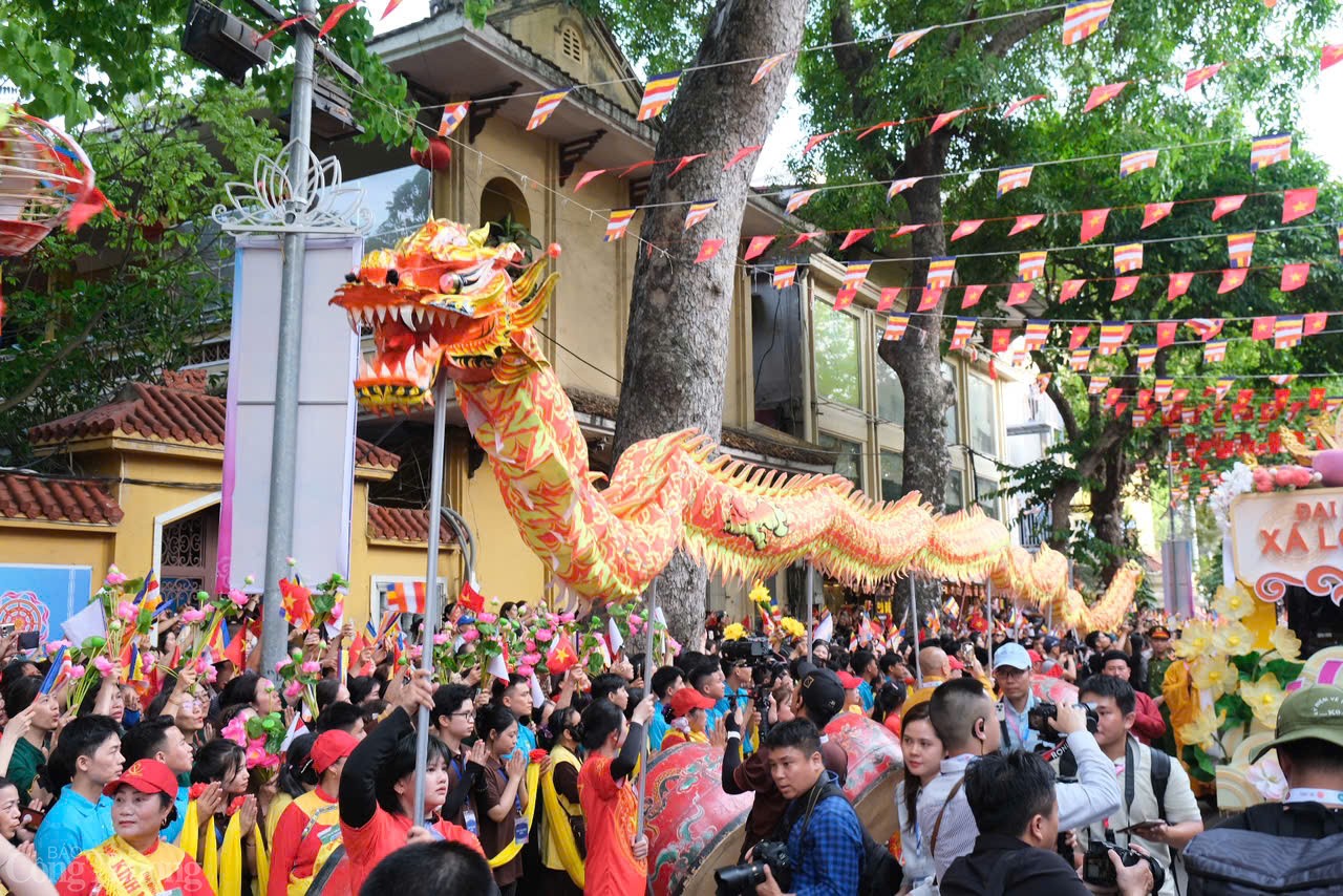 Hình ảnh rồng xuất hiện nổi bật, mang đậm giá trị văn hóa và tâm linh. Rồng – biểu tượng của sự linh thiêng, quyền uy và cát tường trong văn hóa Á Đông – không chỉ là hình ảnh trang trí mà còn mang ý nghĩa cao quý, thể hiện sự kính ngưỡng và trân trọng tuyệt đối đối với xá lợi Đức Phật.