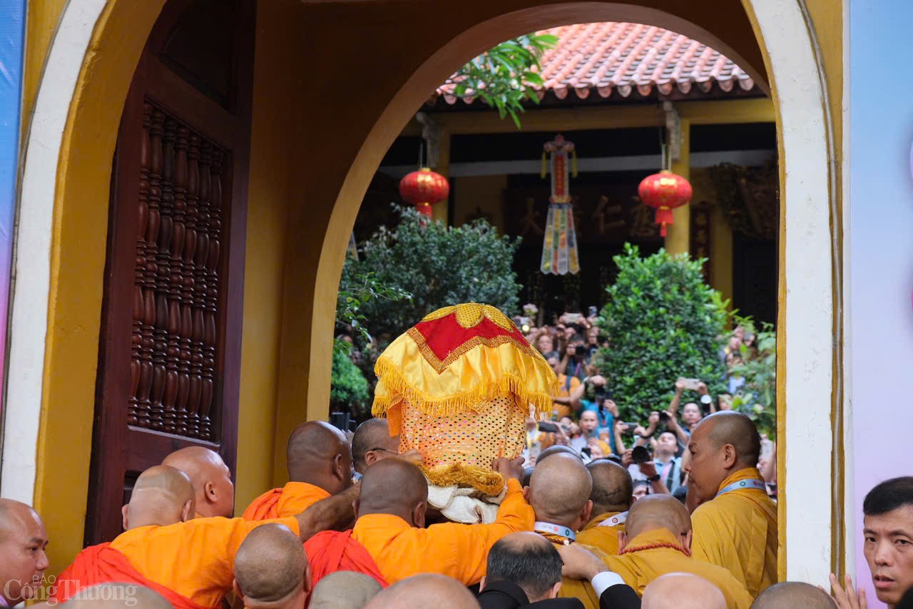 Cung rước xá lợi Phật về chùa Quán Sứ. 