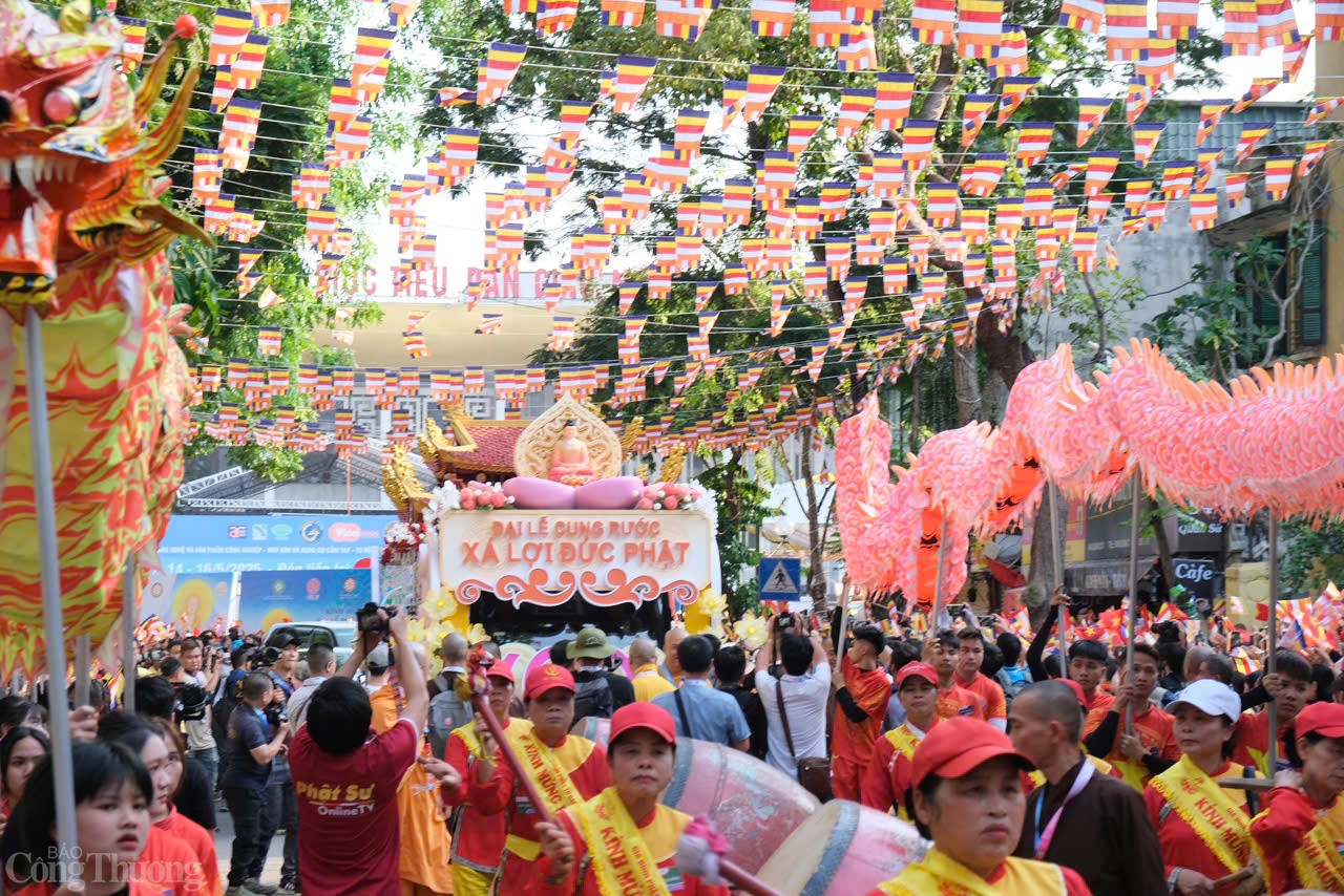 Dẫn đầu đoàn là các chư tôn đức trong Giáo hội cùng đội hình rước gồm pháp phục truyền thống, lọng vàng, tràng hoa và hương án, biểu thị sự tôn kính tuyệt đối. 
