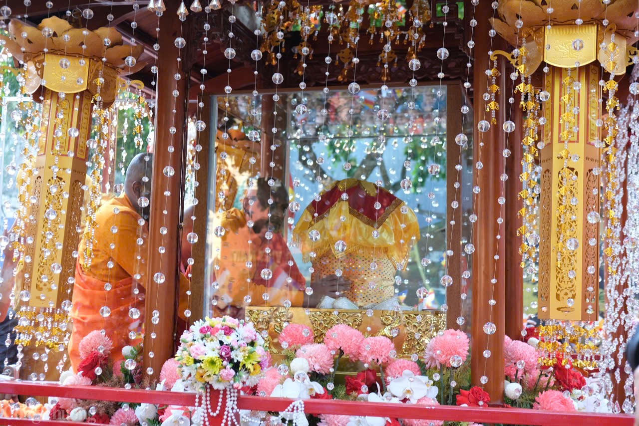 xá lợi đã được cung thỉnh từ Ấn Độ bằng chuyên cơ quân sự trong sự cho phép đặc biệt của Chính phủ hai nước. Sau khi được tôn trí tại chùa Thanh Tâm (TP.HCM) từ ngày 2-8/5 và núi Bà Đen (Tây Ninh) từ ngày 8-13/5, xá lợi sẽ hiện diện tại chùa Quán Sứ từ ngày 13-16/5. Điểm dừng chân cuối cùng là chùa Tam Chúc (Hà Nam) từ 17-21/5.