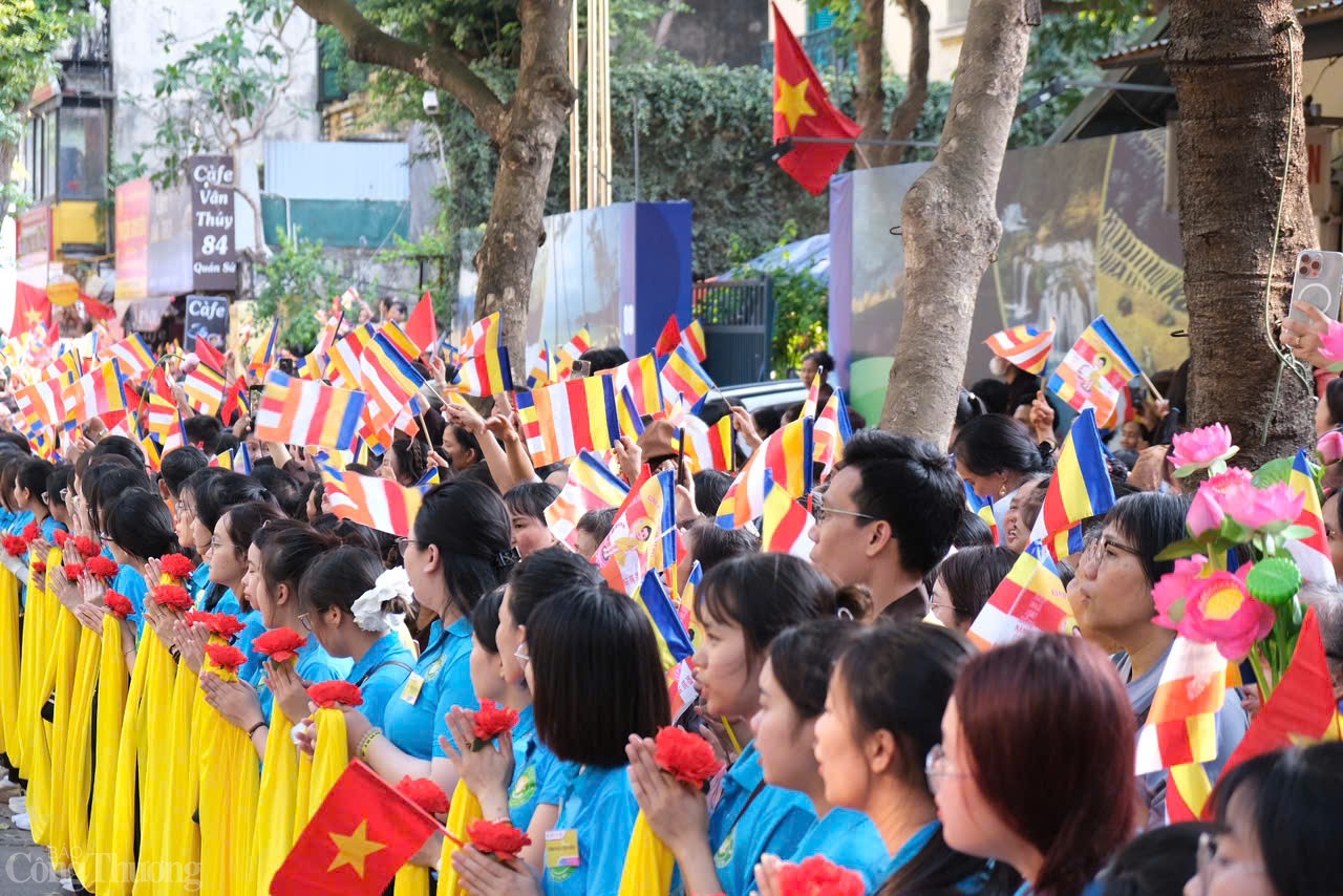 Hàng nghìn tăng ni, phật tử trang nghiêm chắp tay niệm Phật, hướng mắt về phía kiệu hoa nơi bảo vật linh thiêng đang được an vị.