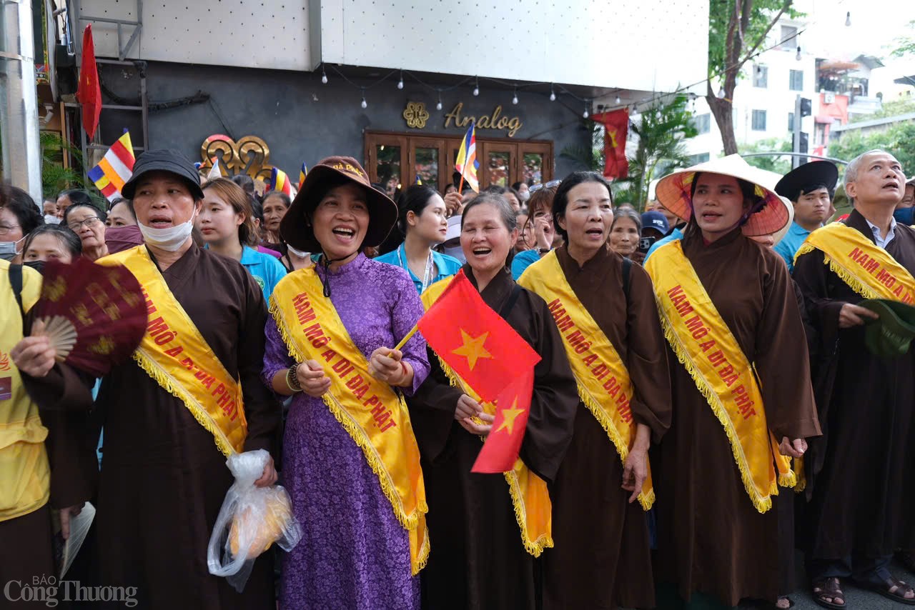 Phật tử chờ cung rước Xá lợi phật từ rất sớm. 