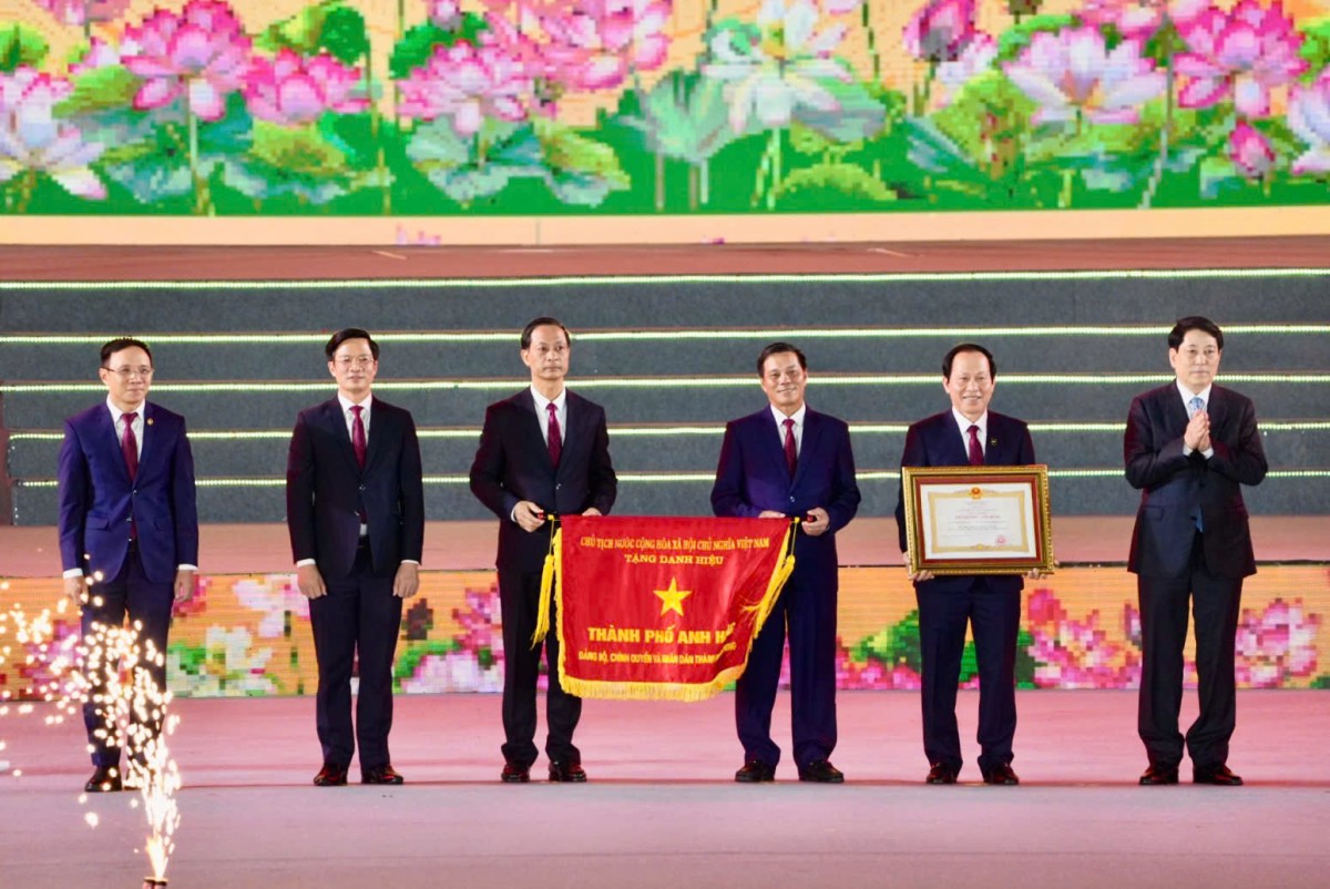 Những hình ảnh ấn tượng đêm khai mạc Lễ hội Hoa Phượng Đỏ - Hải Phòng 2025