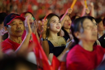 Những hình ảnh ấn tượng đêm khai mạc Lễ hội Hoa Phượng Đỏ - Hải Phòng 2025