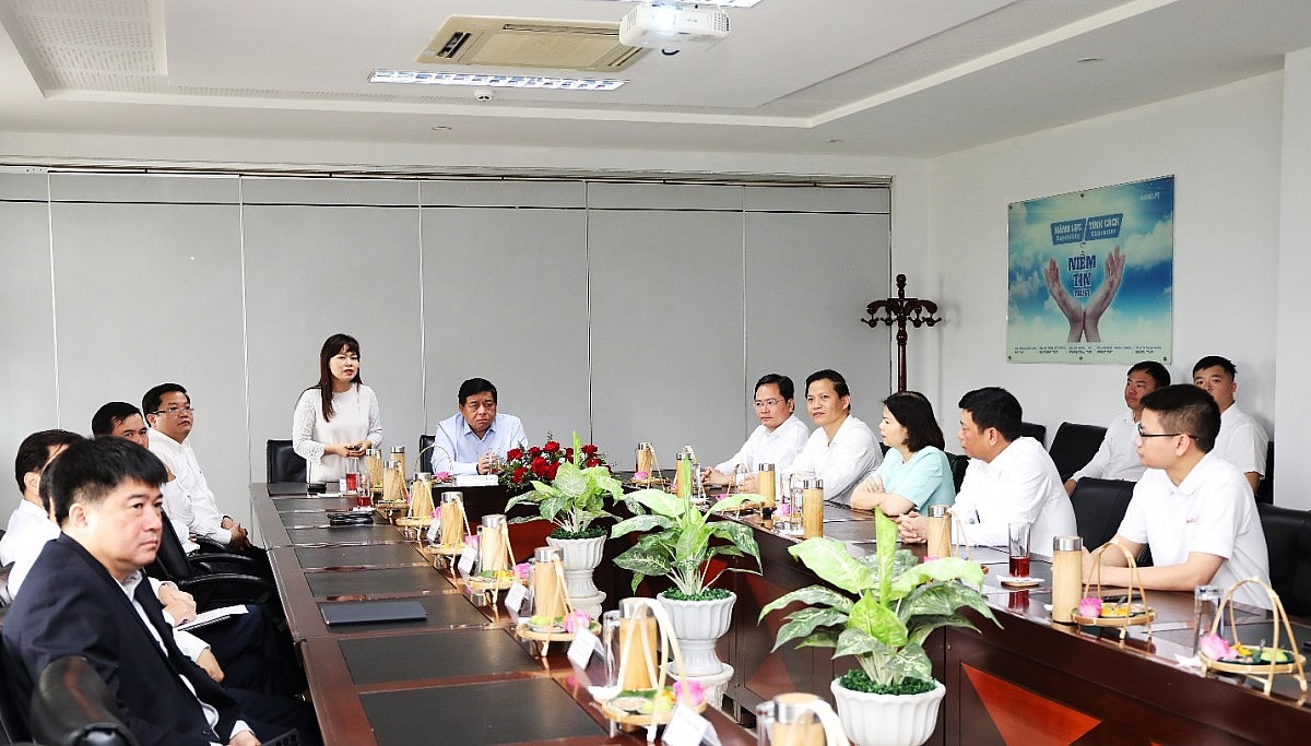 Phó Thủ Tướng Nguyễn Chí Dũng cùng đoạn đại biểu trong chuyến thăm công ty Hanel PT Phó Thủ Tướng Nguyễn Chí Dũng cùng đoạn đại biểu trong chuyến thăm công ty Hanel PT