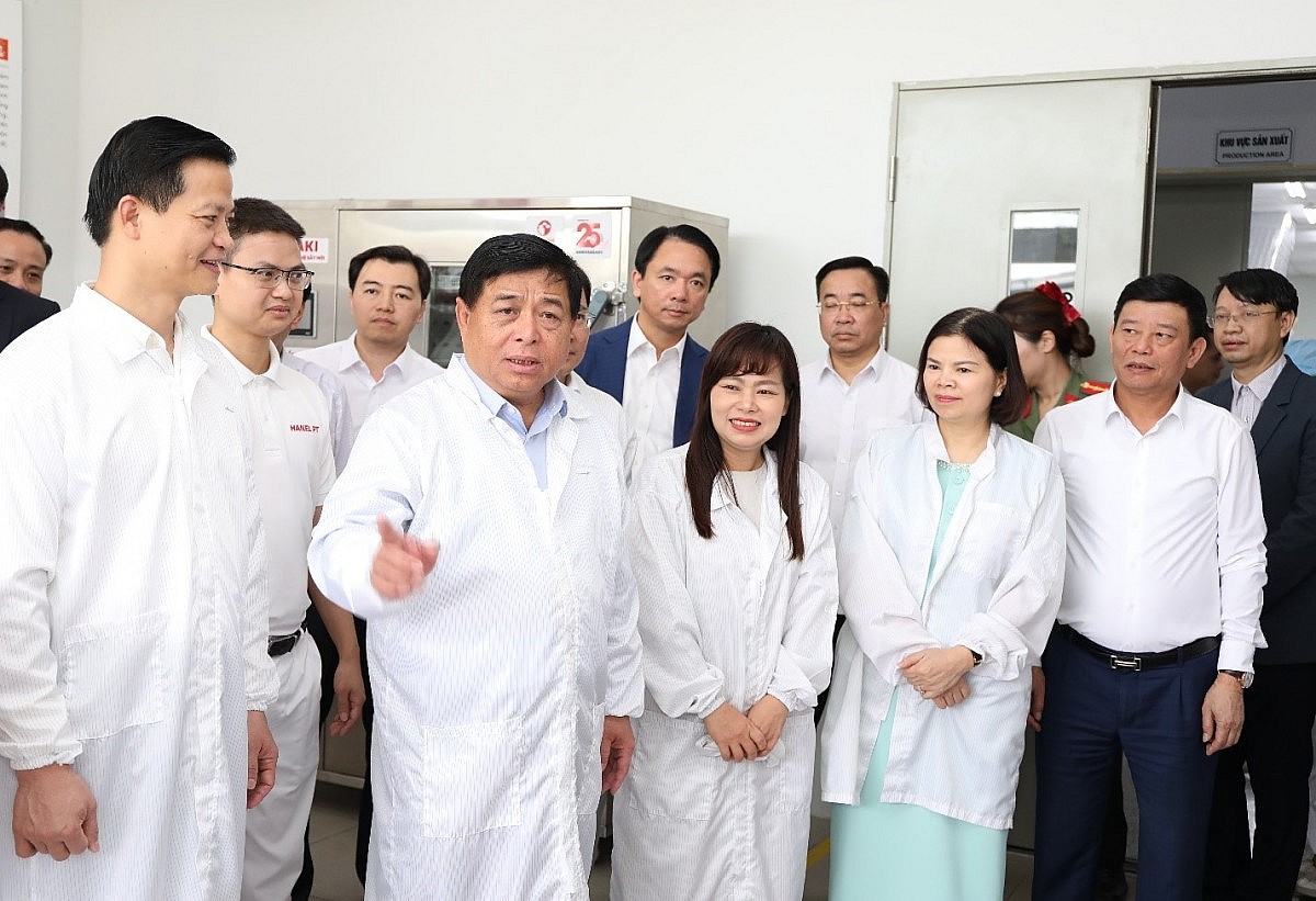 Phó Thủ Tướng Nguyễn Chí Dũng thăm hỏi động viên cán bộ nhân viên công ty Hanel PT Phó Thủ Tướng Nguyễn Chí Dũng thăm hỏi động viên cán bộ nhân viên công ty Hanel PT