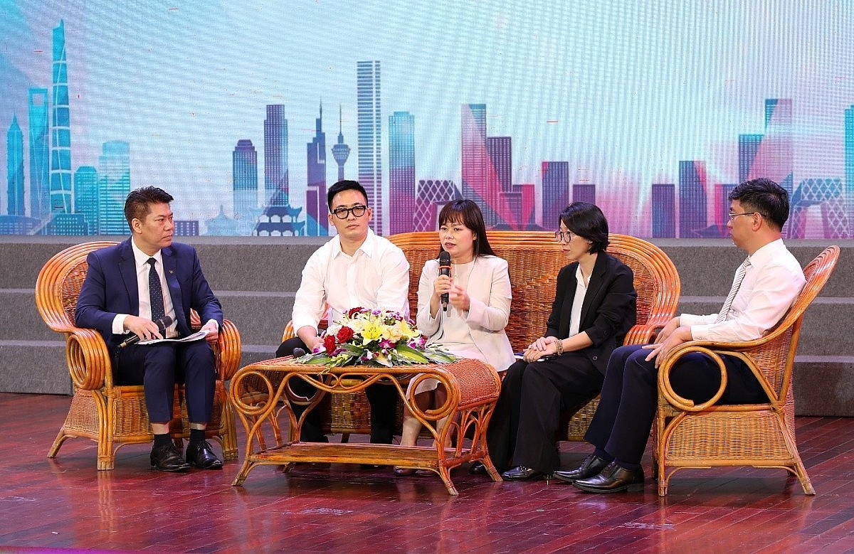 Bà Trần Thị Thu Trang – Chủ tịch Hanel PT và thương hiệu SASAKI chính giữa tại phiên tọa đàm Bà Trần Thị Thu Trang – Chủ tịch Hanel PT và thương hiệu SASAKI chính giữa tại phiên tọa đàm