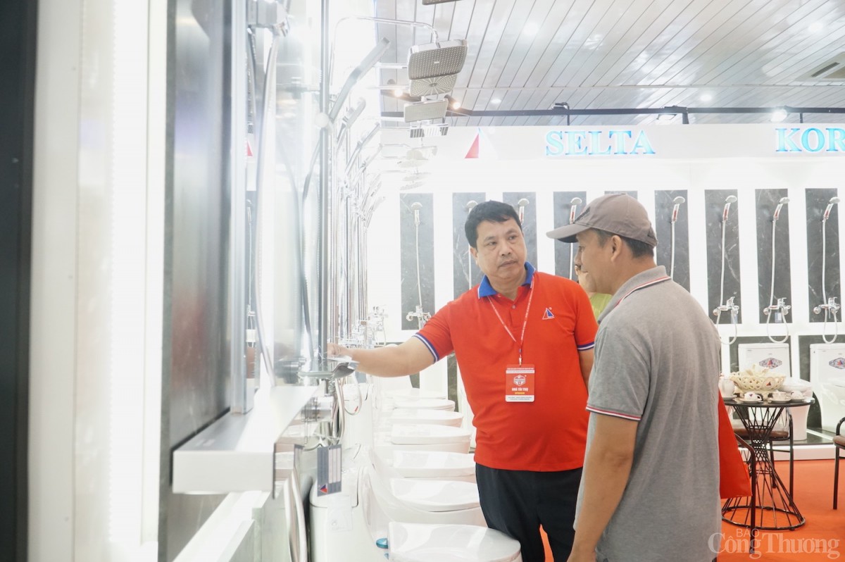 Người dân tham quan, tìm hiểu sản phẩm tại Triển lãm