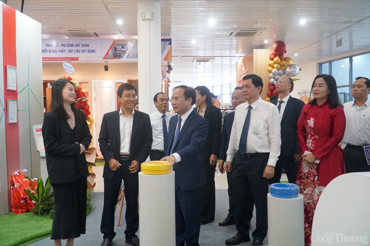 Các đại biểu tham quan Triển lãm Vietbuild Đà Nẵng 2025