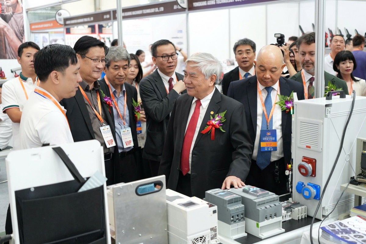 Các đại biểu tham quan gian giàng tại triển lãm. Ảnh: Trần Mạnh Các đại biểu tham quan gian giàng tại triển lãm. Ảnh: Trần Mạnh