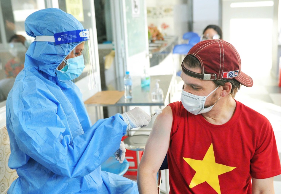 Tiêm vaccine phòng chống Covid-19 cho người dân. Ảnh: Nguyễn Á Tiêm vaccine phòng chống Covid-19 cho người dân. Ảnh: Nguyễn Á
