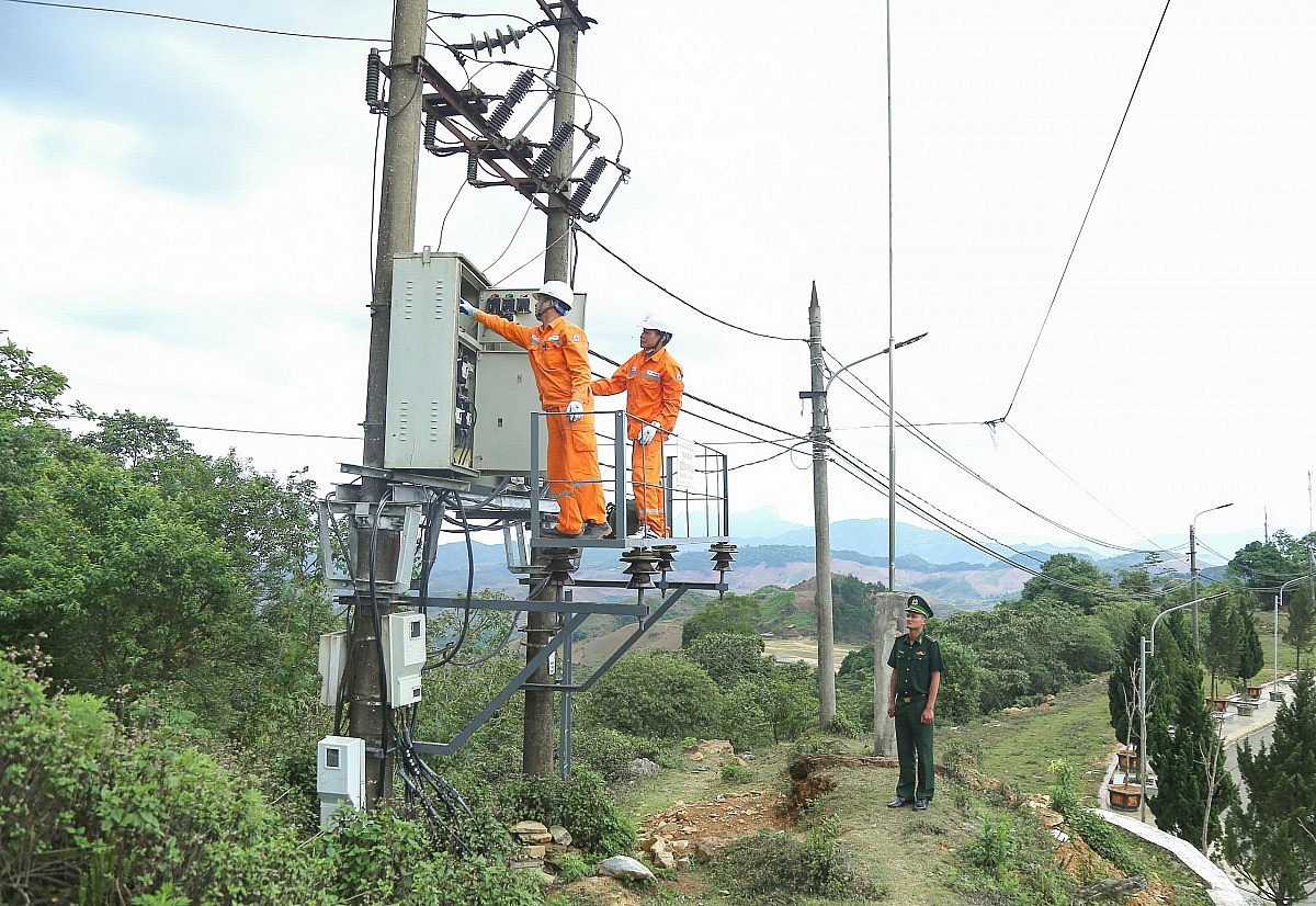 Kiểm tra trạm biến áp cấp điện cho khu vực giáp biên giới Kiểm tra trạm biến áp cấp điện cho khu vực giáp biên giới