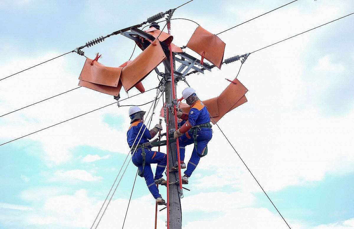 Nhân viên điện lực Mộc Châu thực hiện sửa chữa điện hotline Nhân viên điện lực Mộc Châu thực hiện sửa chữa điện hotline