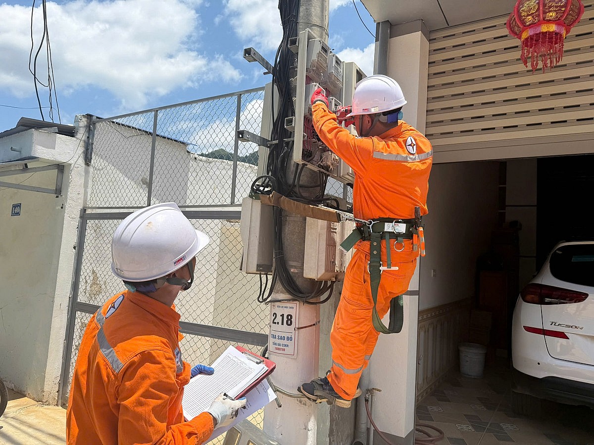 Nhân viên Điện lực Mộc Châu kiểm tra công tơ điện tại khu vực dân cư Nhân viên Điện lực Mộc Châu kiểm tra công tơ điện tại khu vực dân cư