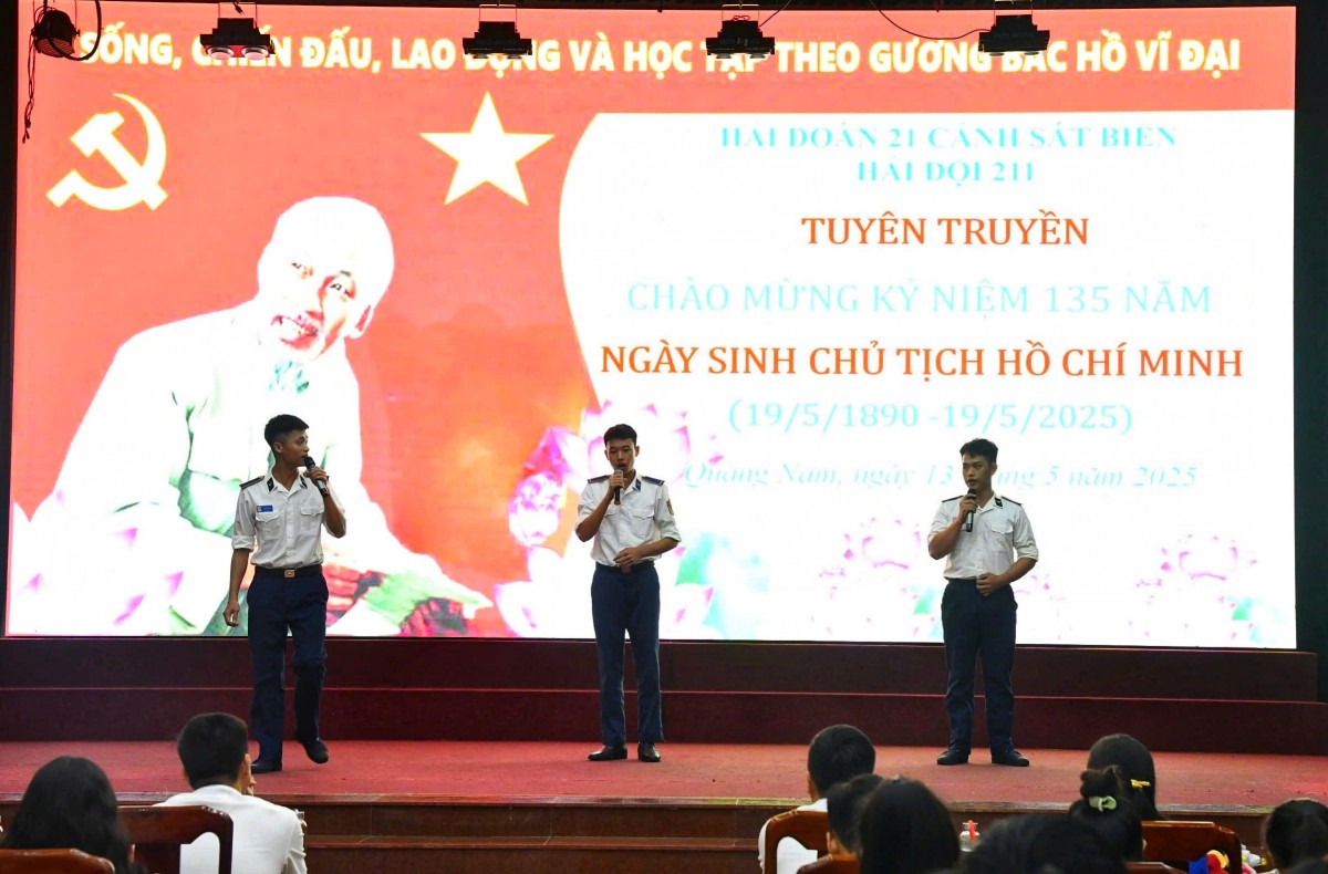 Hải đội 211 tổ chức tuyên truyền chào mừng kỷ niệm 135
