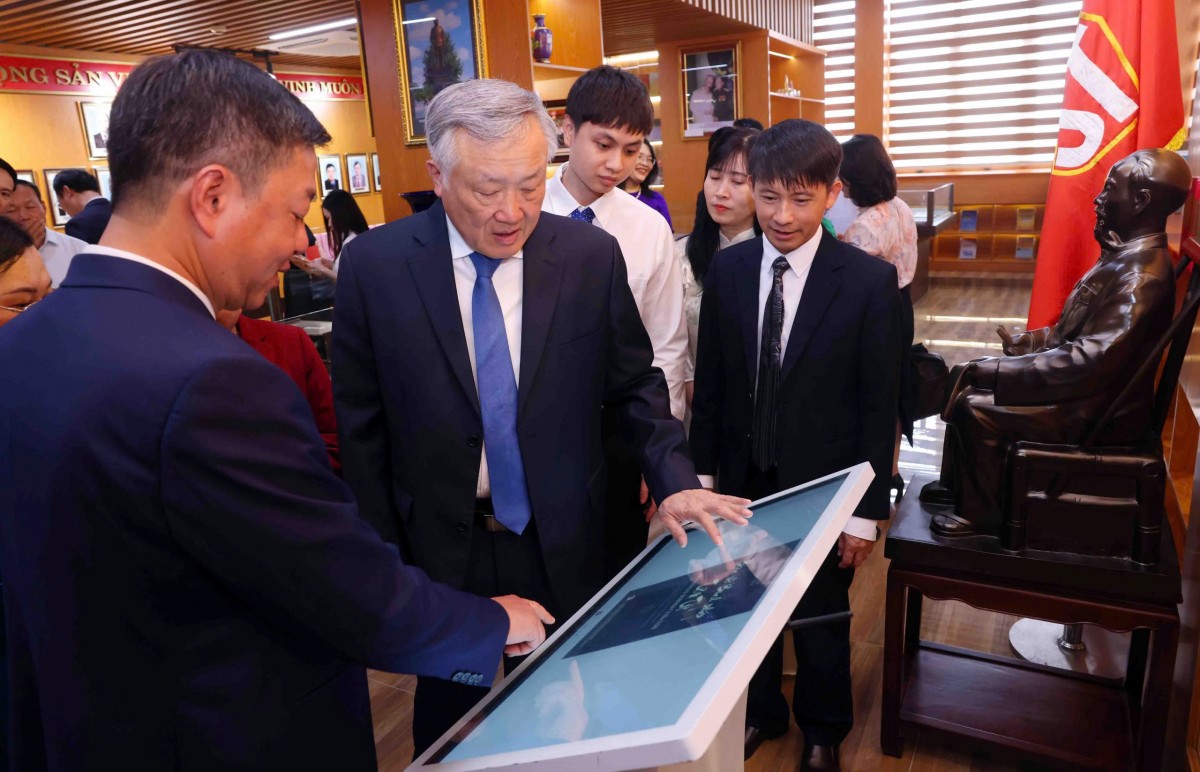 Ra mắt Tủ sách điện tử Chủ tịch Hồ Chí Minh Ra mắt Tủ sách điện tử Chủ tịch Hồ Chí Minh