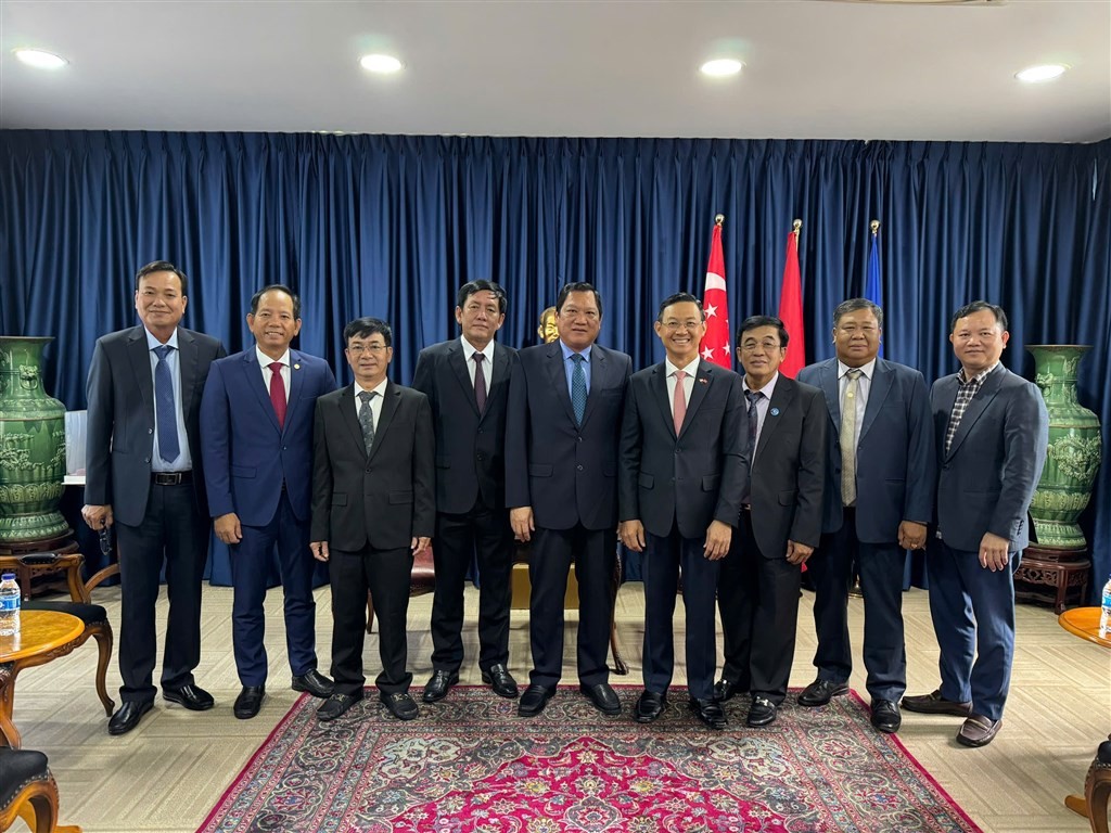 Phó Chủ tich UBND tỉnh Lâm Văn Bi (thứ 5 từ trái sang) và các thành viên Đoàn công tác chụp ảnh lưu niệm với đại diện Đại sứ quán Việt Nam và Thương vụ Việt Nam tại Singapore. Ảnh: Hữu Duy. Phó Chủ tich UBND tỉnh Lâm Văn Bi (thứ 5 từ trái sang) và các thành viên Đoàn công tác chụp ảnh lưu niệm với đại diện Đại sứ quán Việt Nam và Thương vụ Việt Nam tại Singapore. Ảnh: Hữu Duy.