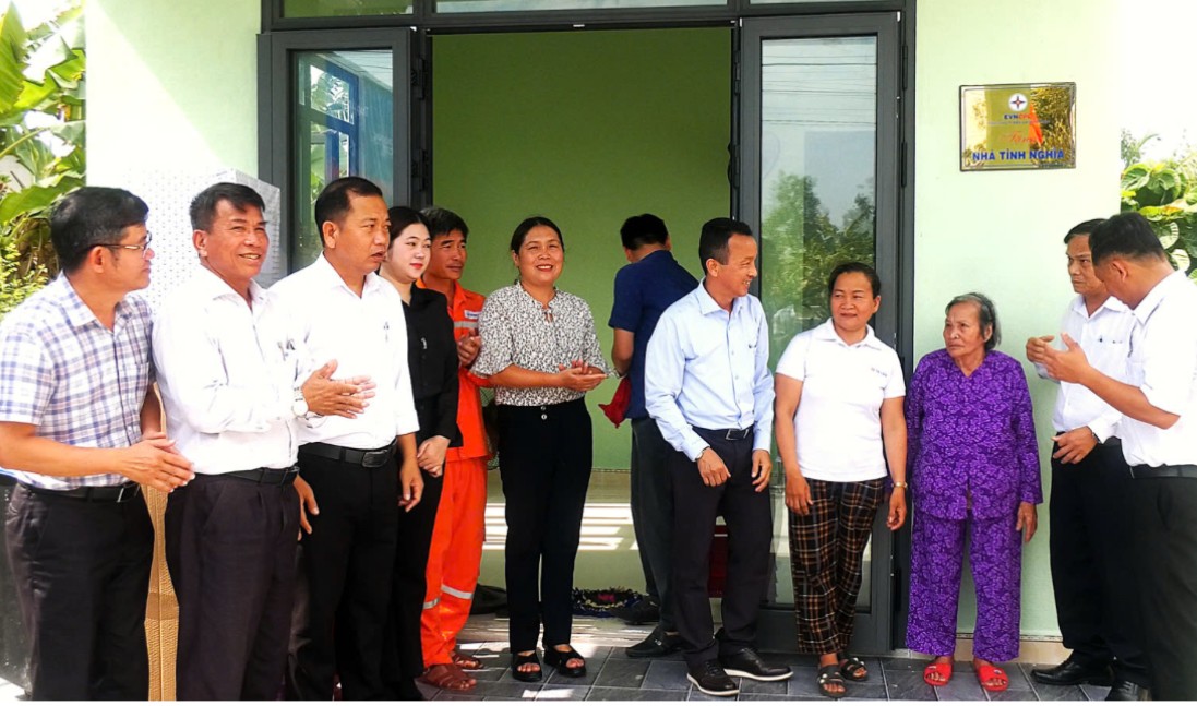 Lãnh đạo Công ty Điện lực Quảng Nam, Điện lực Duy Xuyên cùng đại diện Đảng ủy, UBND xã Duy Hòa chia vui cùng gia đình và Ngô Thị Chẩn.