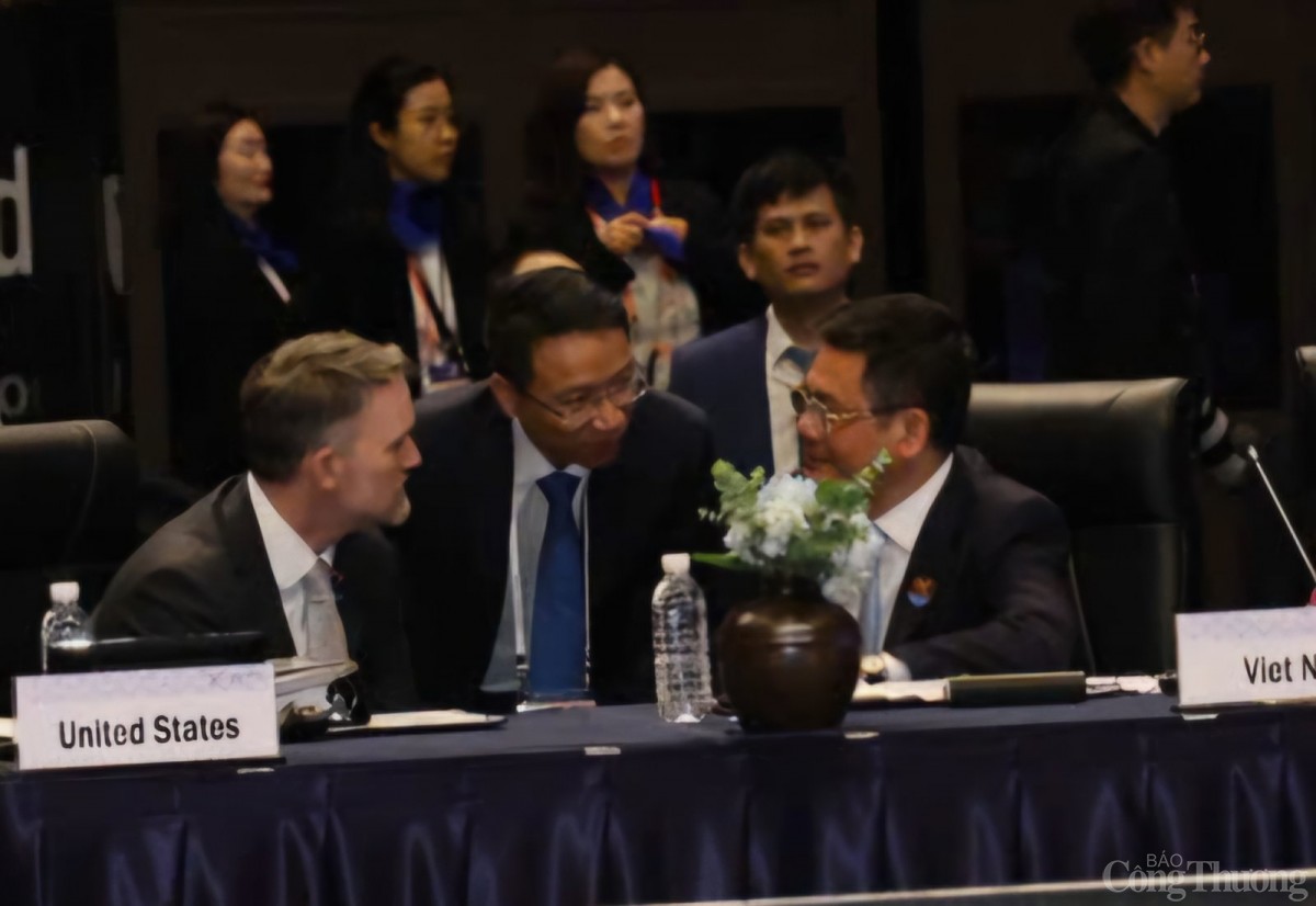 Chùm ảnh: Bộ trưởng Nguyễn Hồng Diên chia sẻ APEC 2025